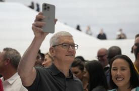Ατελείωτες ουρές για το iPhone 15 στο Πεκίνο - Θα απαντήσει η Huawei;