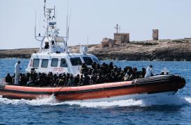 Ιταλία: Ανησυχία για επανάληψη των αυξημένων προσφυγικών κυμάτων προς τη Λαμπεντούζα