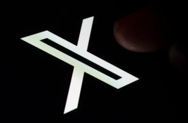 Κομισιόν: Πρόστιμο 120 εκατ. ευρώ στo «Χ» για το μπλε σήμα και «παραπλανητικές διαφημίσεις»