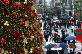 Σε εορταστικούς ρυθμούς η αγορά – Ξεκινούν καλάθια Χριστουγέννων και Αϊ Βασίλη