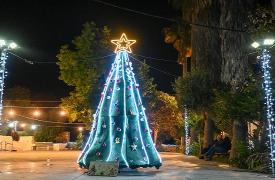 Δήμος Πύλου - Νέστορος: Φωταγωγήθηκαν τα χριστουγεννιάτικα δέντρα σε Κορώνη και Ασίνη