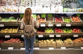 Ακρίβεια: Πρεμιέρα αύριο για τα νέα κυβερνητικά μέτρα – Οι μειώσεις των τιμών στα ράφια των super market