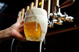 ΙΟΒΕ: Σε τροχιά ανάκαμψης η αγορά μπίρας στην Ελλάδα - Αυξήθηκε ο αριθμός των ζυθοποιίων