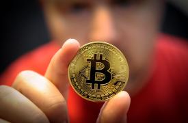 Bitcoin: Κόντρα στo sell-off, αναλυτής προβλέπει ανάκαμψη ακόμη και από σήμερα Τρίτη