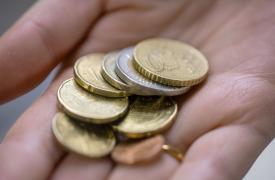 Ο πληθωρισμός εξαφανίζει τις αυξήσεις στους μισθούς - «Παράθυρο» για νέα μέτρα ενίσχυσης