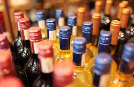 Γαλλία: Επιδιώκει εξαίρεση των κρασιών και οινοπνευματωδών ποτών από τους δασμούς