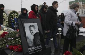 Κηδεύτηκε ο Αλεξέι Ναβάλνι: Το τελευταίο αντίο από τους συνεργάτες και τη σύζυγο του