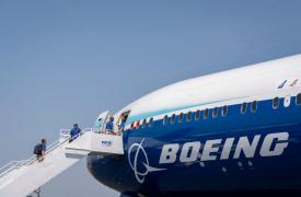 Έκτακτη προσγείωση για αεροσκάφος της Boeing στην Ινδονησία - Εκδηλώθηκε πυρκαγιά στον κινητήρα του