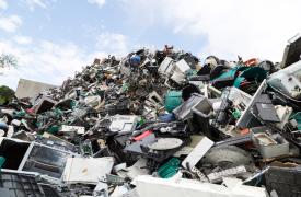 Γιατί τα ηλεκτρονικά απόβλητα μετατρέπονται σε χρυσωρυχεία για τη βιομηχανία