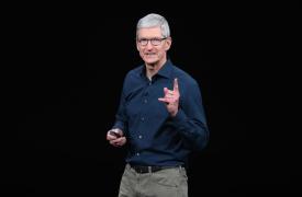Apple: Πόσα θα κερδίζουν ο νέος CEO Τζον Τέρνους και ο Τιμ Κουκ