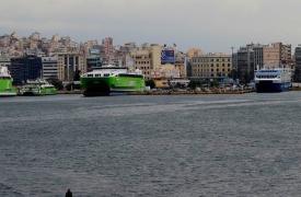 Θαλάσσια ρύπανση στον Πειραιά - Προανάκριση για τον εντοπισμό του υπαιτίου