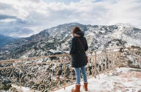 Περίπου 200 ξενοδοχεία και τουριστικά καταλύματα προς πώληση σε δημοφιλείς χειμερινούς προορισμούς