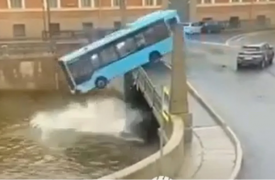Ρωσία: Τρεις νεκροί από πτώση λεωφορείου σε ποταμό στην Αγία Πετρούπολη