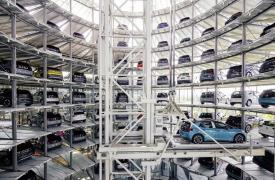 Η Volkswagen αναθεωρεί τη στρατηγική της για τα ηλεκτρικά οχήματα