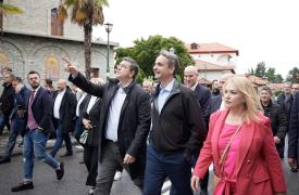 Όλοι κερδισμένοι το βράδυ της 9ης Ιουνίου - Κυριάκος και Κασσελάκης ανάβουν κεριά και προσεύχονται να ξεχαστούν τα ομόφυλα