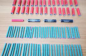 Σαλαμίνα: Κατασχέθηκαν πάνω από 2.000 κροτίδες και φωτοβολίδες - Πέντε συλλήψεις