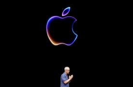 Apple: H «σκληρή» χρονιά του 2025 συνεχίζει να χειροτερεύει - Οι προκλήσεις σε τρία κρίσιμα μέτωπα
