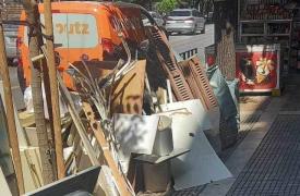 Θεσσαλονίκη: Τσουχτερή καμπάνα από τον δήμαρχο σε πολίτη που παράτησε ογκώδη αντικείμενα στο δρόμο