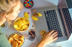 Τα υπερεπεξεργασμένα τρόφιμα αυξάνουν τον κίνδυνο θνησιμότητας σε επιζώντες καρκίνου