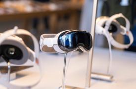 Apple: Περικοπές άνω των 200 θέσεων εργασίας σε Siri και Vision Pro