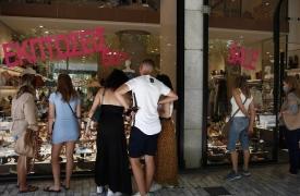 Λιανεμπόριο: Αντίστροφη μέτρηση για την έναρξη των θερινών εκπτώσεων – Οι προσδοκίες και οι «παγίδες»