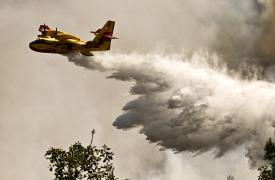 Σε πύρινο κλοιό παραμένουν Ψάθα και Βένιζα - Στη μάχη με τις φλόγες τα εναέρια