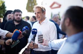 Η ευχή Μητσοτάκη από τα Χανιά – Τα πυροσβεστικά του Κασσελάκη και τα F-35
