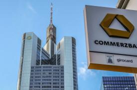 Αναβάθμιση guidance από Commerzbank - «Τσεκούρι» σε 3.000 θέσεις εργασίας