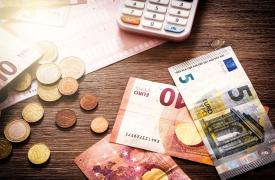 Διπλό πρέσινγκ στους μεγαλο-οφειλέτες: «Γκάζι» των πλειστηριασμών, στα «μανταλάκια» όσοι έχουν χρέη πάνω από 150.000 ευρώ