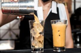 «Χρυσός» ο freddo espresso στην Ελλάδα - Πού καταγράφονται οι χαμηλότερες τιμές καφέ