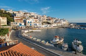Την Άνδρο προτείνει η βρετανική Express ως ιδανική επιλογή στις Κυκλάδες