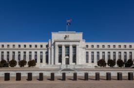 Bloomberg: Προς νέο «όχι» σε μείωση επιτοκίων η Fed