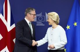 Λάιεν για Στάρμερ: Συνέβαλε στην ενίσχυση της ασφάλειας Ευρώπης και Ουκρανίας