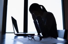 Εργασιακό στρες βιώνουν 8 στους 10 εργαζόμενους - Χειρότερη η κατάσταση στους μεγάλους ομίλους