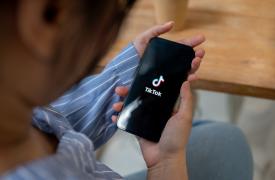 Βρετανία: Οι εποπτικοί φορείς πιέζουν τις Meta, TikTok, Snap και YouTube να μπλοκάρουν παιδιά από τις υπηρεσίες τους