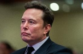 Η Tesla διαψεύδει τα σενάρια περί απομάκρυνσης του Έλον Μασκ