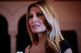 ΗΠΑ: Η Μελάνια Τραμπ καλεί το ABC να «πάρει θέση» για αστείο που έκανε ο Τζίμι Κίμελ