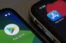 Στο στόχαστρο της Κομισιόν ξανά Google και Apple για κανόνες ανταγωνισμού