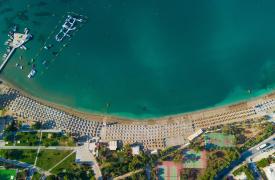 Ακτή Βουλιαγμένης: 4 δεσμευτικές προσφορές για τη μίσθωσή της