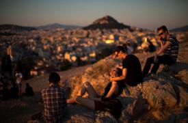 Greek family: To 56% των νέων εξακολουθούν να ζουν στο πατρικό τους