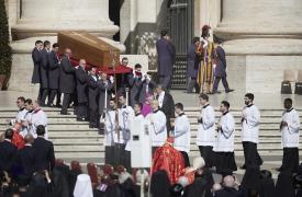 DW: Η θλίψη των μυρίων και η υποκρισία των ολίγων