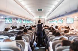 Αεροπορικά ταξίδια: Τι αλλάζει σε χρεώσεις χειραποσκευών και καθυστερήσεις πτήσεων