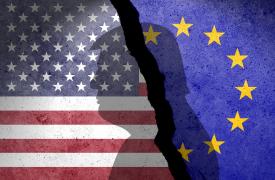 Bloomberg: H ΕΕ ετοιμάζεται να αποδεχθεί «καθολικό δασμό» 10% στις εξαγωγές προς ΗΠΑ με αντάλλαγμα εξαιρέσεις - «κλειδιά»