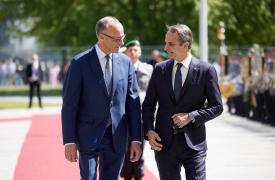Μερτς προς Μητσοτάκη: «Συγχαρητήρια στον ελληνικό λαό - Η χώρα στέκεται πλέον στις δικές της δυνάμεις»