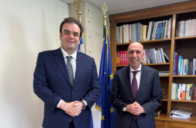 Επενδύσεις, φορολογική σταθερότητα και χρηματοδοτικά εργαλεία στη συνάντηση Μπρατάκου – Πιερρακάκη
