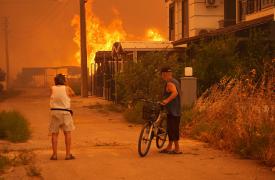 Σμύρνη: Συνεχίζεται για δεύτερη μέρα η μάχη με τις φλόγες - «Βρέχει» στάχτη σε Ανατολικό Αιγαίο και Κρήτη