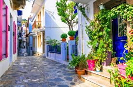 Άνδρος και Σκόπελος στους 13 καλοκαιρινούς προορισμούς του «Just one for the road»