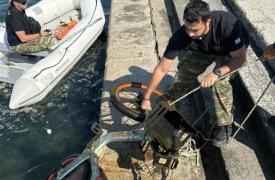 Θεσσαλονίκη: Δύτες «ψάρεψαν» πατίνια, λάστιχα και μηχανές από το βυθό του Θερμαϊκού