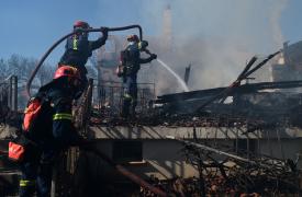 Μαίνεται η φωτιά στη Ραφήνα: Ζημιές σε σπίτια και 9 απεγκλωβισμοί - Προς Σπάτα το πύρινο μέτωπο
