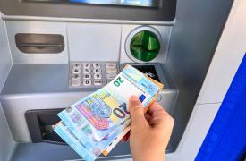 Το φρένο στις χρεώσεις των ΑΤΜ - Πιο νωρίς μηδενίζει η Attica Bank - Πόλεμος στην υγεία
